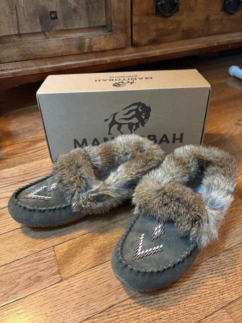 Manitobah Tipi Black Fur Moccasin Slippers Sz 8